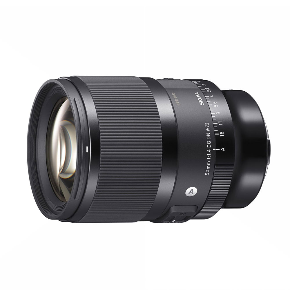 Sigma 50mm f/1.4 DG DN Art -objektiivi Sony E:lle on esillä valkoista taustaa vasten, korostaen sen tarkennusrenkaita, aukkorenkaita, objektiivin merkintöjä ja tyylikästä mustaa viimeistelyä. Saat 150€ käteispalautusta.