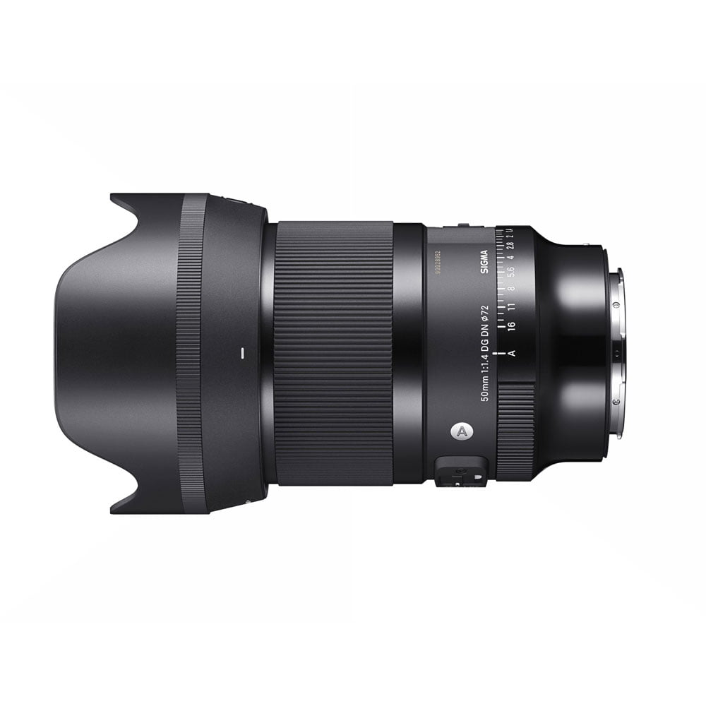 Sivukuva mustasta Sigma 50mm f/1.4 DG DN Art -objektiivista Sony E:lle, jossa on vastavalosuoja ja jossa näkyy tarkennusrengas ja aukkorenkaat, tuotemerkin logo ja objektiivin kiinnitys valkoisella taustalla.