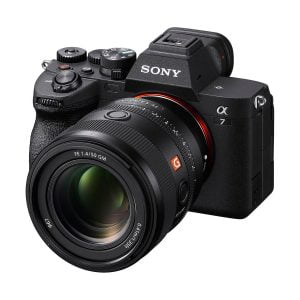 Sony FE 50mm f/1.4 GM -objektiivi on kiinnitetty mustaan Sony Alpha 7 -peilittömään kameraan, joka on kuvattu hieman oikeassa kulmassa valkoisella taustalla. Sisältää 100€ Cashback-tarjouksen.