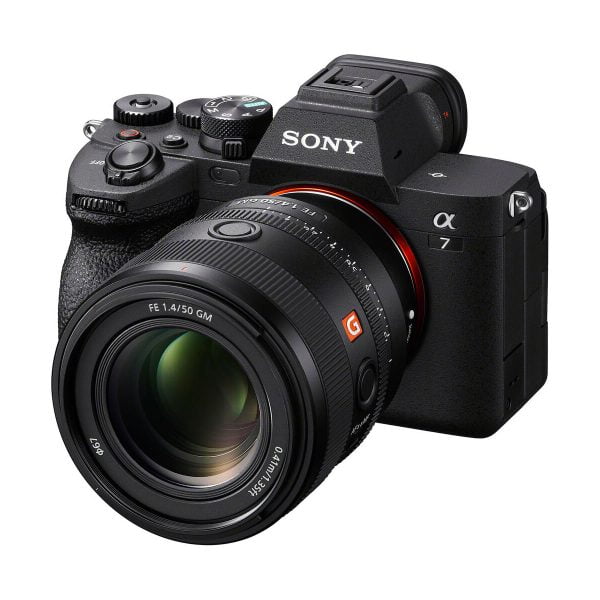 Sony FE 50mm f/1.4 GM -objektiivi on kiinnitetty mustaan Sony Alpha 7 -peilittömään kameraan, joka on kuvattu hieman oikeassa kulmassa valkoisella taustalla. Sisältää 100€ Cashback-tarjouksen.