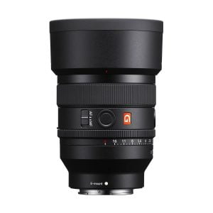 Sony FE 50mm f/1.4 GM -objektiivi, jossa on leveä etuelementti, tarkennus- ja aukkorenkaat, oranssi G-logo ja E-mount-kiinnitys pohjassa, seisoo pystyssä valkoisella pohjalla. Mukana 100€ Cashback-tarjous.
