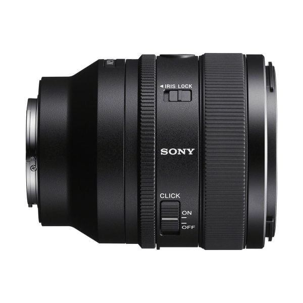 Sony FE 50mm f/1.4 GM -objektiivi (100€ käteispalautus) näkyy mustana sivukuvassa, jossa on iirislukitus ja napsautettava aukkorengas, näkyvä Sony-brändi ja kuvioidut kahvaosat.