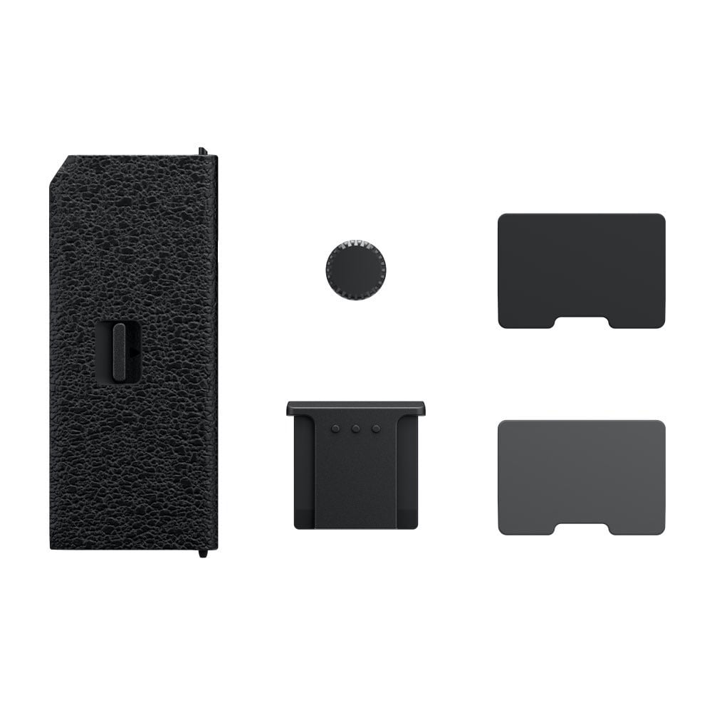 Fujifilm Cover Kit for X-T4 (CVR-XT4) sisältää viisi kameran lisävarustetta: kuvioitu suorakulmainen kotelo, pyöreä valintakellon suojus, pieni suorakulmainen kiinnike ja kaksi litteää suorakulmaista suojusta, jotka on järjestetty siististi valkoiselle taustalle.