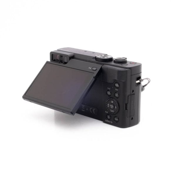Panasonic DC-TZ90 7657-3 Panasonic Lumix DC-TZ90 - Käytetty, musta digitaalikamera, jossa on sivulle käännettävä LCD-näyttö ja näkyvät takapuolella olevat ohjauspainikkeet ja valintakiekot, kuvattu valkoisella pohjalla.