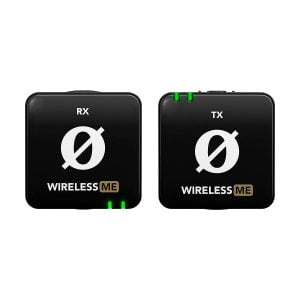 Rode_Wireless_ME_002 Kaksi mustaa Rode Wireless ME -langaton mikrofonijärjestelmä -laitetta, joissa RX- (vastaanotin) ja TX- (lähetin) merkinnät, WIRELESS ME -logo sekä vihreät merkkivalot alapinnoilla.
