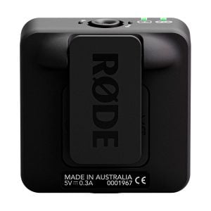 Rode_Wireless_ME_004 Musta Rode Wireless ME -langaton mikrofonijärjestelmä-lähetin takaa katsottuna, jossa näkyy vyöklipsi, vihreät merkkivalot ja tarra, jossa lukee MADE IN AUSTRALIA sekä jännite- ja sertifiointitiedot.
