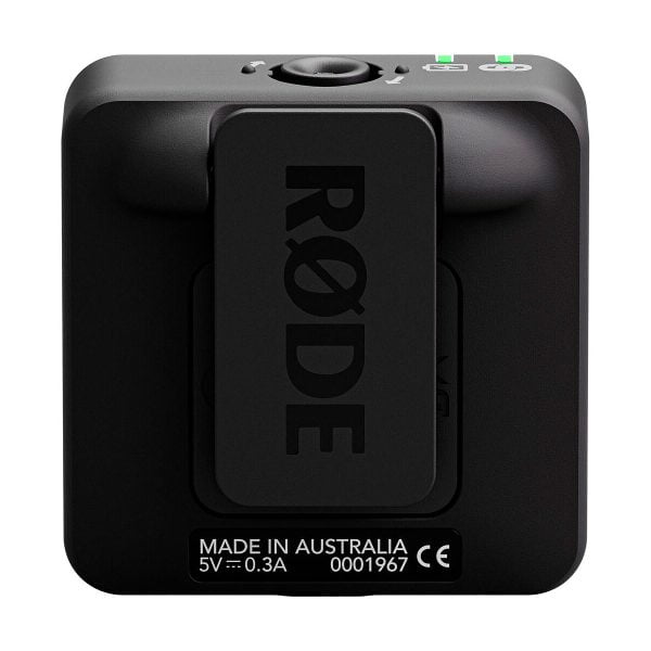 Rode_Wireless_ME_004 Musta Rode Wireless ME -langaton mikrofonijärjestelmä-lähetin takaa katsottuna, jossa näkyy vyöklipsi, vihreät merkkivalot ja tarra, jossa lukee MADE IN AUSTRALIA sekä jännite- ja sertifiointitiedot.