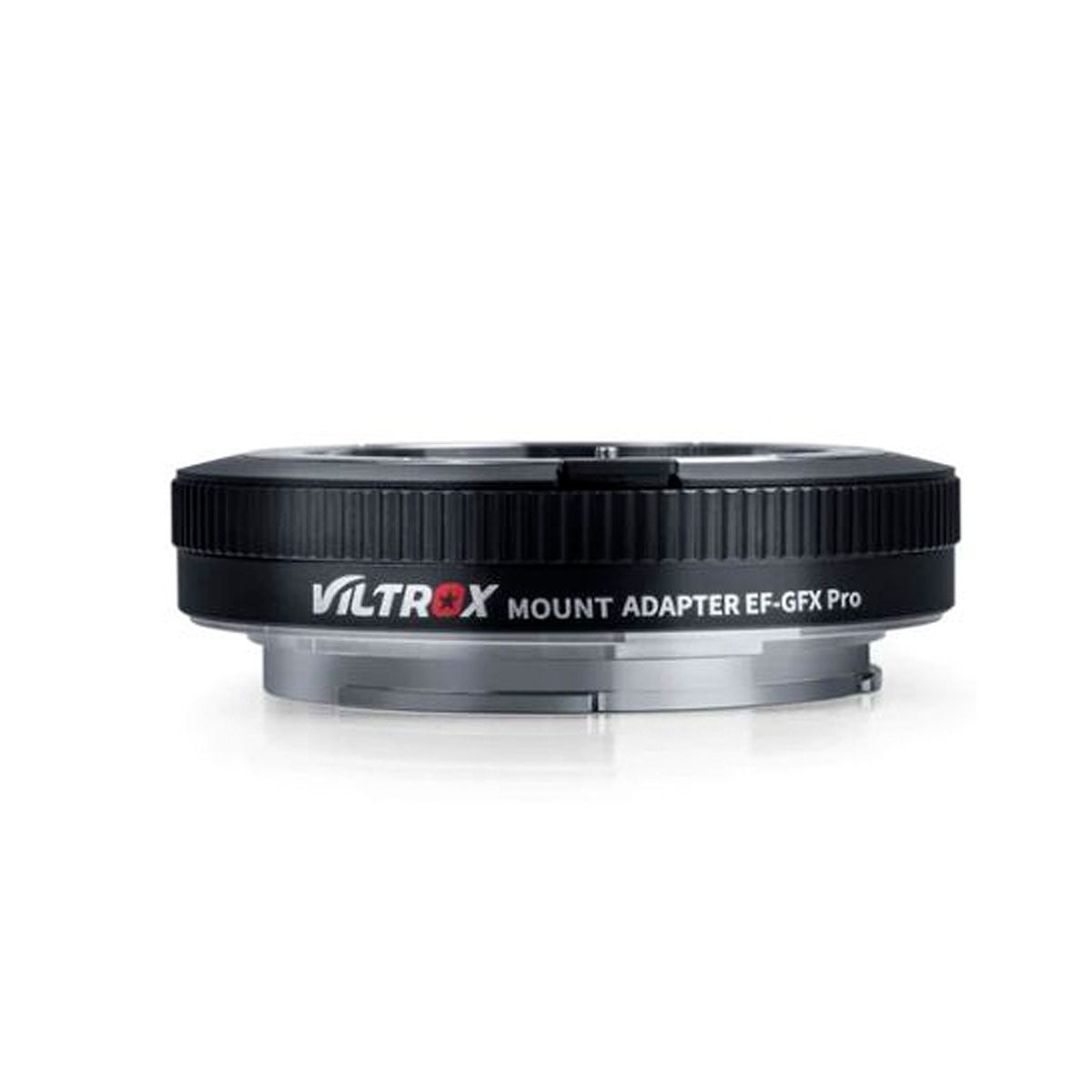 Viltrox EF-GFX Pro Canon EF/EF-S - Fuji GFX -sovitin, musta ja hopea, on esillä valkoisella pohjalla, ja sen kyljessä näkyy tuotemerkki ja mallin tiedot.