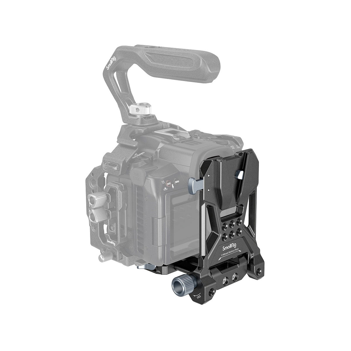 SmallRig 4064 Compact V-Mount -akkujen kiinnitysjärjestelmä on kiinnitetty ammattimaisen videokameran takapuolelle, ja sen kahva ja useat kiinnityspisteet näkyvät valkoista taustaa vasten.