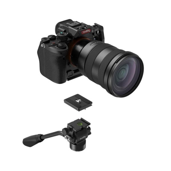 SmallRig 3760 Video Tripod CT180 on esitetty mustalla digitaalikameralla, suurella objektiivilla, jalustapäällä ja pikakiinnityslevyllä valkoisella pohjalla.