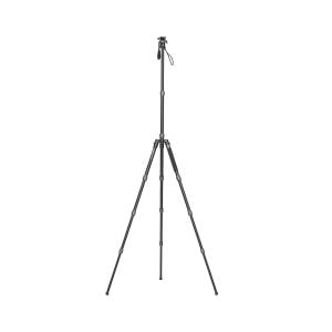 SmallRig 3760 Video Tripod CT180 on täysin ulosvedetty, kolme mustaa jalkaa ja pystysuora keskipylväs, ja siinä on rannehihna lähellä yläosaa, ja se on esillä valkoisella pohjalla.