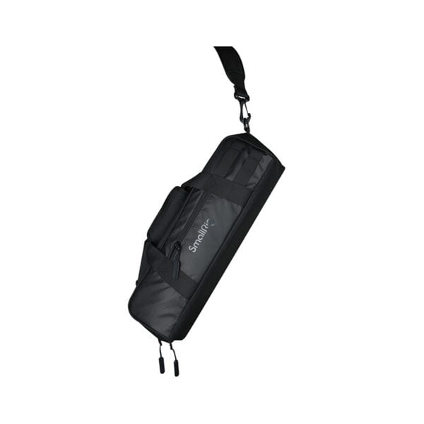 Musta suorakulmainen kantolaukku, jossa on olkahihna ja vetoketjulliset taskut, vinosti valkoisella pohjalla. Laukun sivulle on painettu teksti "SmallRig 3760 Video Tripod CT180".