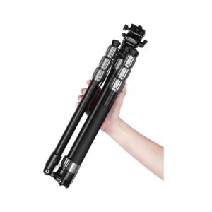 Käsi pitää SmallRig 3760 -videostatiivia CT180, joka on taitettu hopeisilla säätörenkailla, valkoista taustaa vasten.