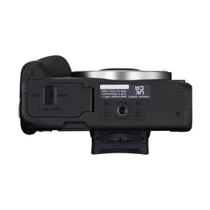 Canon EOS R50 -järjestelmäkameran - 100€ alennus alakuvassa näkyy CARD/BATT-lokero, jalustakiinnitys, teknisten tietojen etiketti sekä objektiivin kiinnitys ja osa kahvasta.