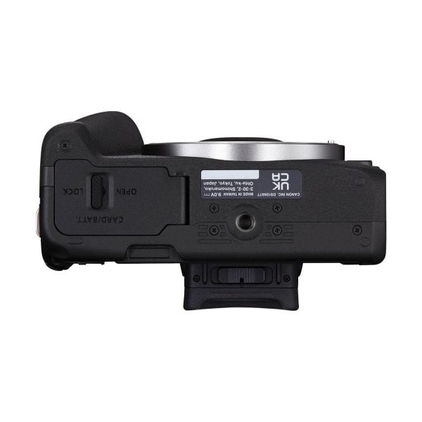 Canon EOS R50 -järjestelmäkameran - 100€ alennus alakuvassa näkyy CARD/BATT-lokero, jalustakiinnitys, teknisten tietojen etiketti sekä objektiivin kiinnitys ja osa kahvasta.