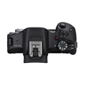 Canon EOS R50 -järjestelmäkamera - 100€ alennus - ylhäältä katsottuna, jossa korostuvat valintakiekko, suljinpainike, virtakytkin, ISO-painike, kuumakenkäkiinnitys sekä kameran eri säätimet ja portit.