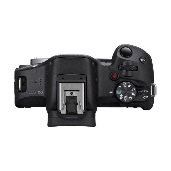 Canon EOS R50 -järjestelmäkamera - 100€ alennus - ylhäältä katsottuna, jossa korostuvat valintakiekko, suljinpainike, virtakytkin, ISO-painike, kuumakenkäkiinnitys sekä kameran eri säätimet ja portit.
