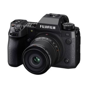Fujifilm Fujinon XF 30mm f/2.8 R LM WR Macro -objektiivi, jossa on suuri etupaneeli ja säätökiekot, edestäpäin valkoisella taustalla.