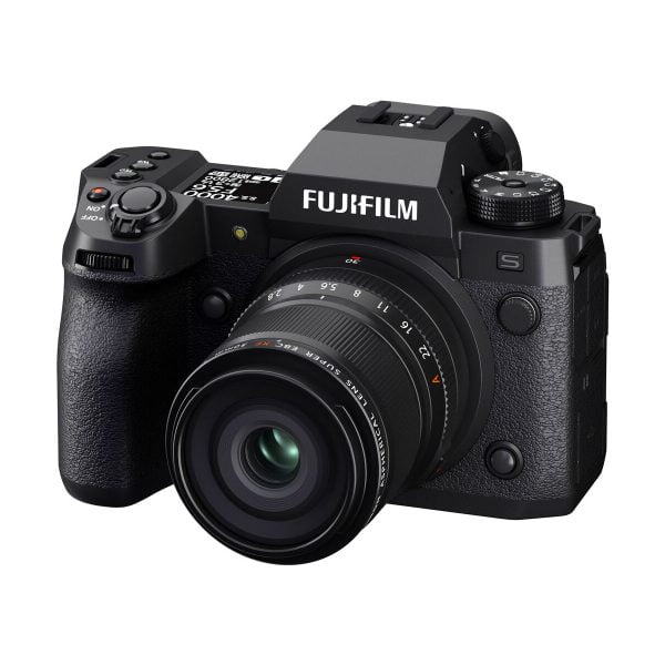 Fujifilm Fujinon XF 30mm f/2.8 R LM WR Macro -objektiivi, jossa on suuri etupaneeli ja säätökiekot, edestäpäin valkoisella taustalla.