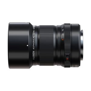 Fujifilm Fujinon XF 30mm f/2.8 R LM WR Macro -objektiivi, jossa on musta asfäärinen muotoilu, jossa on uurrettu tarkennusrengas, merkityt merkinnät ja linssinsuojus, kuvattuna sivuprofiilissa valkoista taustaa vasten.