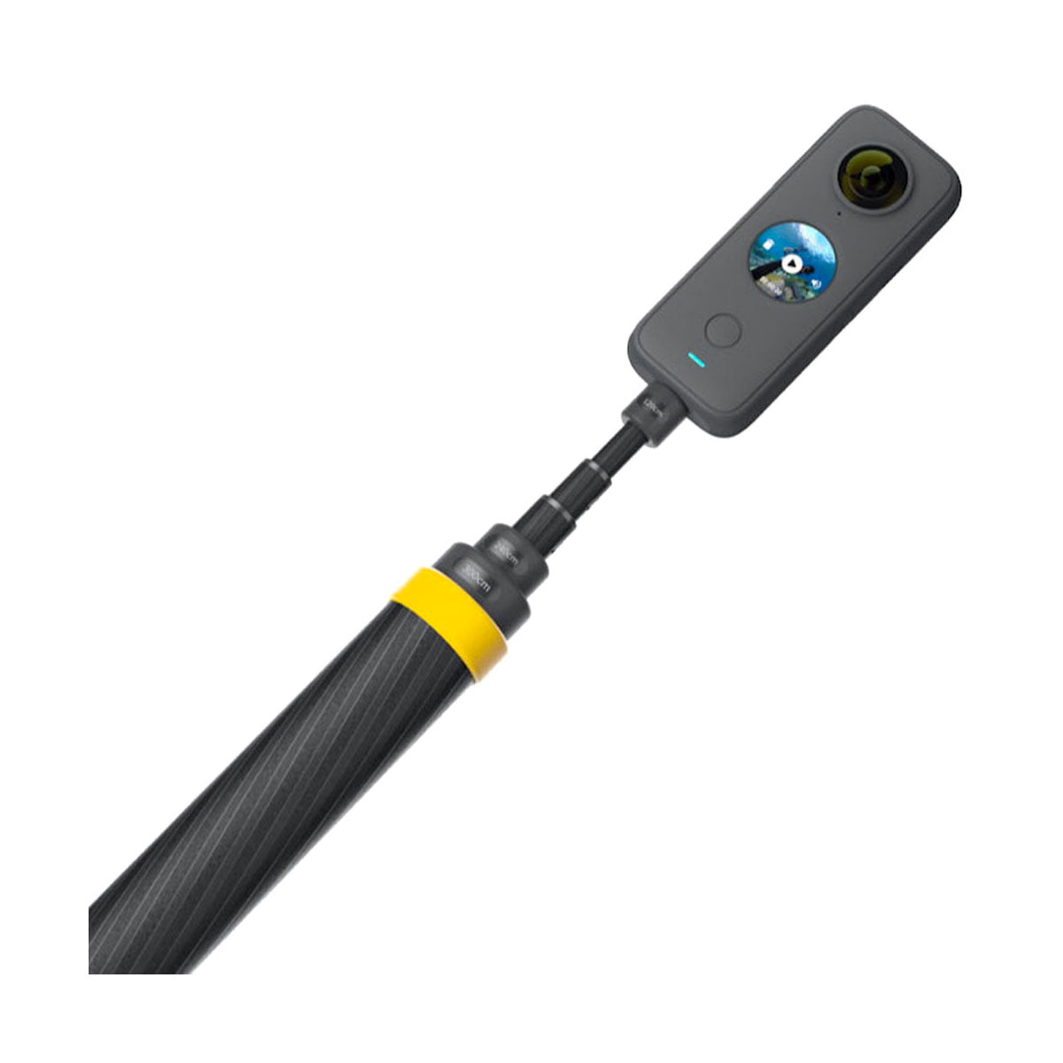 Musta 360 asteen toimintakamera, jossa on pieni pyöreä näyttö, on kiinnitetty Insta360 Extended Edition Selfie Stick -keppiin, jossa on keltainen nauha lähellä kahvaa.