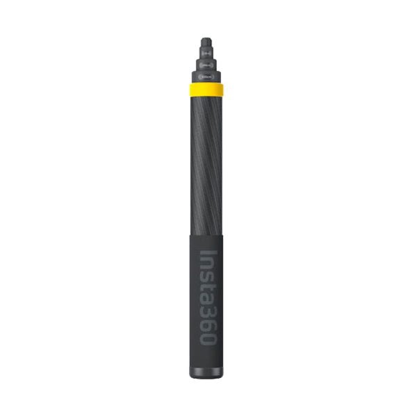 insta360_selfie_stick_new_02 Insta360 Extended Edition Selfie Stickissä on musta hiilikuituinen rakenne, keltainen aksentti yläosan lähellä ja pidennettävät osat, jotka näkyvät pystyssä valkoista taustaa vasten.