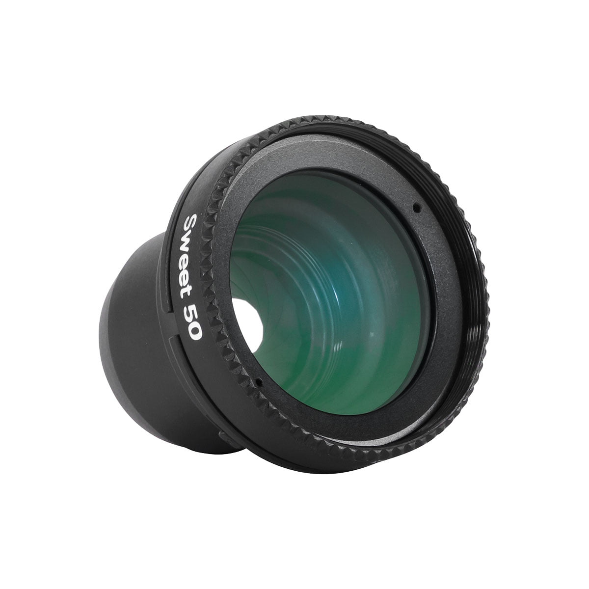 Lensbaby Sweet 50 Optic -kameran objektiivi, jossa on uurrettu tarkennusrengas ja vihreällä sävytetty etulasi, jossa näkyy etuelementti ja tynnyri vinossa, eristettynä valkoiselle taustalle.