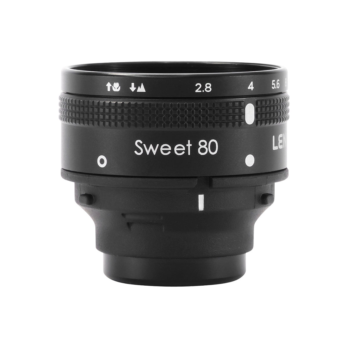 Musta Lensbaby Sweet 80 Optic -kameran objektiivi, jossa on aukkomerkinnät f/2,8 - f/5,6, valkoista taustaa vasten.