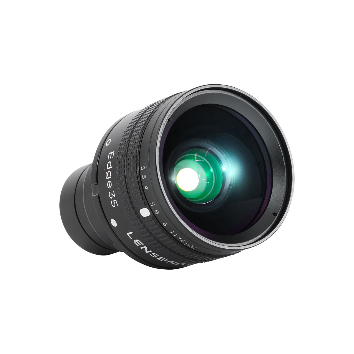 Lensbaby Edge 35 Optic on musta kameraobjektiivi, jossa on näkyvät lasielementit ja yksityiskohtaiset tarkennus- ja aukkomerkinnät valkoista taustaa vasten.