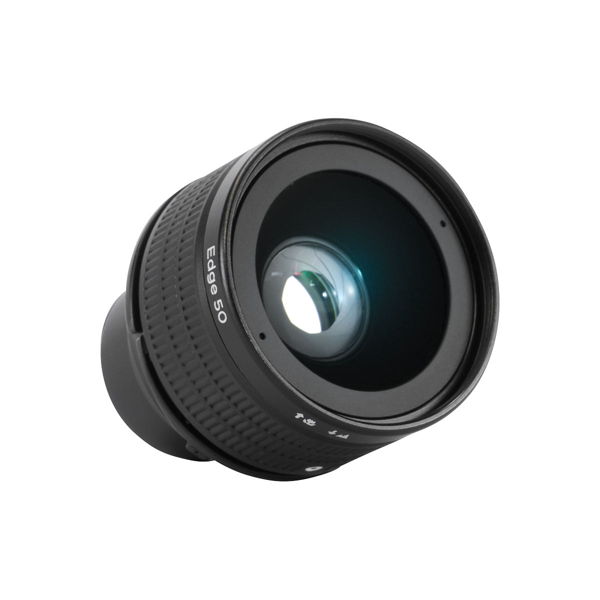 Lensbaby Edge 50 Optic on musta kameran objektiivi, jossa on näkyvät lasielementit ja aukkolamellit, kuvattuna kulmassa valkoisella pohjalla.