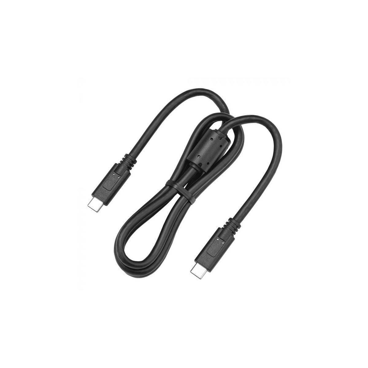 Olympus CB-USB13 -kaapeli on musta USB-C-USB-C-kaapeli, jossa on liittimet molemmissa päissä ja joka on kierretty siististi ja jonka keskellä on ferriittihelmi kohinanvaimennusta varten, kuvassa valkoisella pohjalla.