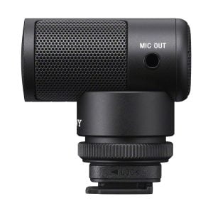 Sony ECM-G1Z -langaton mikrofoni on musta, kompakti ulkoinen mikrofoni, jossa on MIC OUT -merkinnällä varustettu verkkosäleikkö ja lukittava jalusta kameran turvallista kiinnitystä varten.
