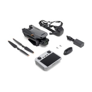 Mustan värinen DJI Mavic 3 Pro + DJI RC Ohjain -lennokki näkyy taitettuna kameran, kuulokkeiden, kahden potkurinlavan, ruuvien, harmaalla näytöllä varustetun kauko-ohjaimen, virtalähteen ja latauskaapelin kanssa valkoisella pohjalla.
