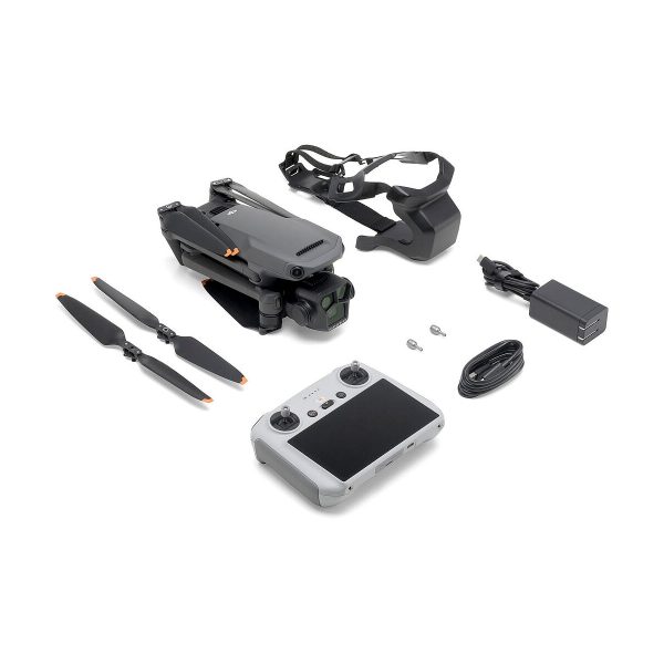 Mustan värinen DJI Mavic 3 Pro + DJI RC Ohjain -lennokki näkyy taitettuna kameran, kuulokkeiden, kahden potkurinlavan, ruuvien, harmaalla näytöllä varustetun kauko-ohjaimen, virtalähteen ja latauskaapelin kanssa valkoisella pohjalla.