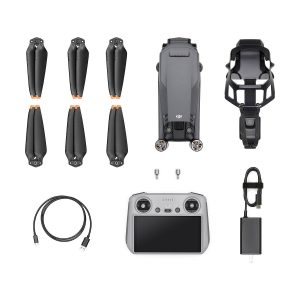 DJI Mavic 3 Pro + DJI RC Ohjain -lennokkipakkaus, jossa on kokoontaitettu lennokki, kuusi potkuria, kaukosäädin, kaksi ohjainta, USB-C-latauskaapeli, virtalähde ja potkurin suojus siististi järjestettynä valkoiselle taustalle.