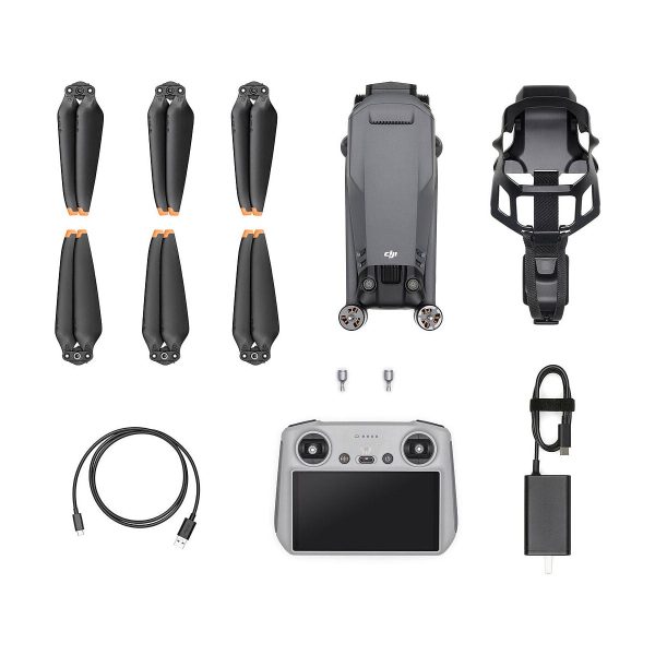 DJI Mavic 3 Pro + DJI RC Ohjain -lennokkipakkaus, jossa on kokoontaitettu lennokki, kuusi potkuria, kaukosäädin, kaksi ohjainta, USB-C-latauskaapeli, virtalähde ja potkurin suojus siististi järjestettynä valkoiselle taustalle.