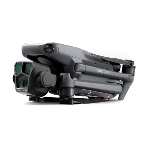 Taitettu DJI Mavic 3 Pro + DJI RC Ohjain -lennokki, jossa on näkyvissä kamera ja potkurivarret, kuvattuna matalasta kuvakulmasta etupuolelta valkoista taustaa vasten.