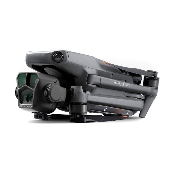 Taitettu DJI Mavic 3 Pro + DJI RC Ohjain -lennokki, jossa on näkyvissä kamera ja potkurivarret, kuvattuna matalasta kuvakulmasta etupuolelta valkoista taustaa vasten.