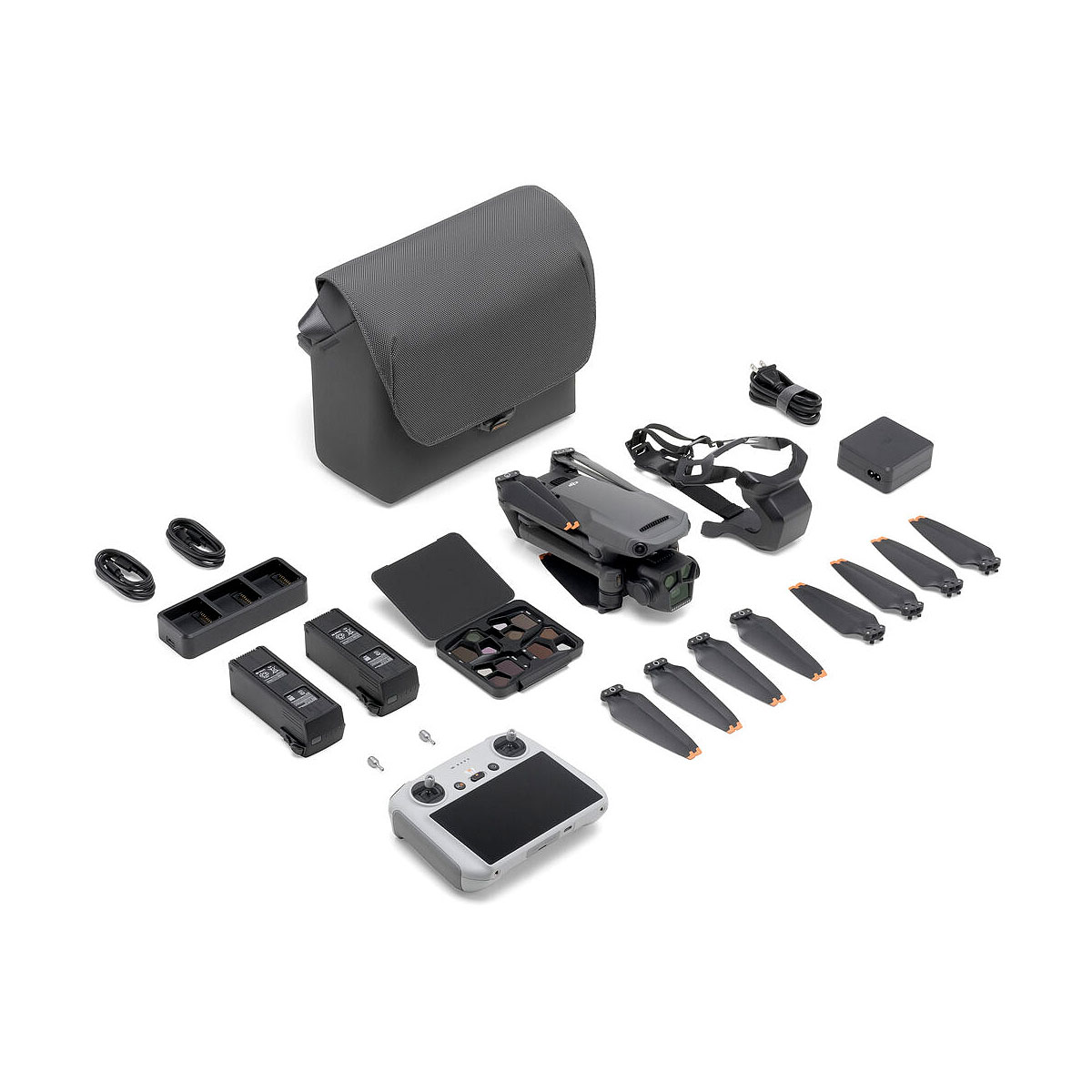 DJI Mavic 3 Pro + DJI RC Ohjain + Fly More Combo sisältää kokoontaitetun lennokin, kauko-ohjaimen, potkurit, akut, latauskeskittimen, kaapelit, ND-suodattimet, virtalähteen, ylimääräiset tikut ja harmaan kantolaukun, joka on esillä valkoisella pinnalla.