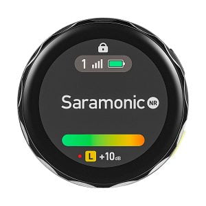Saramonic BlinkMe B2 -langaton mikrofonijärjestelmä -lähettimen näytön lähikuvassa näkyvät signaalin voimakkuus, akun varaustaso, kohinanvaimennustila, keltainen L-ilmaisin ja äänen vahvistus +10 dB:n tasolla.