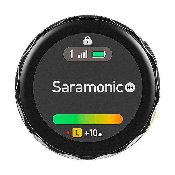 Saramonic BlinkMe B2 -langaton mikrofonijärjestelmä -lähettimen näytön lähikuvassa näkyvät signaalin voimakkuus, akun varaustaso, kohinanvaimennustila, keltainen L-ilmaisin ja äänen vahvistus +10 dB:n tasolla.