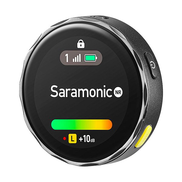 Lähikuva pyöreästä Saramonic BlinkMe B2 -langaton mikrofonijärjestelmä-lähettimestä, jossa on digitaalinen näyttö, jossa näkyy signaalin voimakkuus, akku ja äänenvoimakkuus sekä mustat, hopeiset ja keltaiset painikkeet.