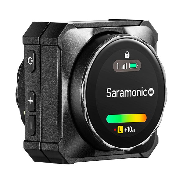 Saramonic BlinkMe B2 -langaton mikrofonijärjestelmä lähikuvassa näkyy sen näyttö, jossa on akku- ja ääni-indikaattorit, virta- ja äänenvoimakkuuspainikkeet sivulla sekä tyylikäs musta, kompakti muotoilu.