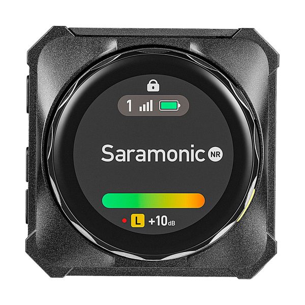 Lähikuva Saramonic BlinkMe B2 -langaton mikrofonijärjestelmä-lähettimestä, jossa on digitaalinen näyttö, jossa näkyy signaalin voimakkuus, pariston tila, lukituskuvake ja +10 dB:n äänitasomittari, jossa on vihreä ja keltainen palkki.