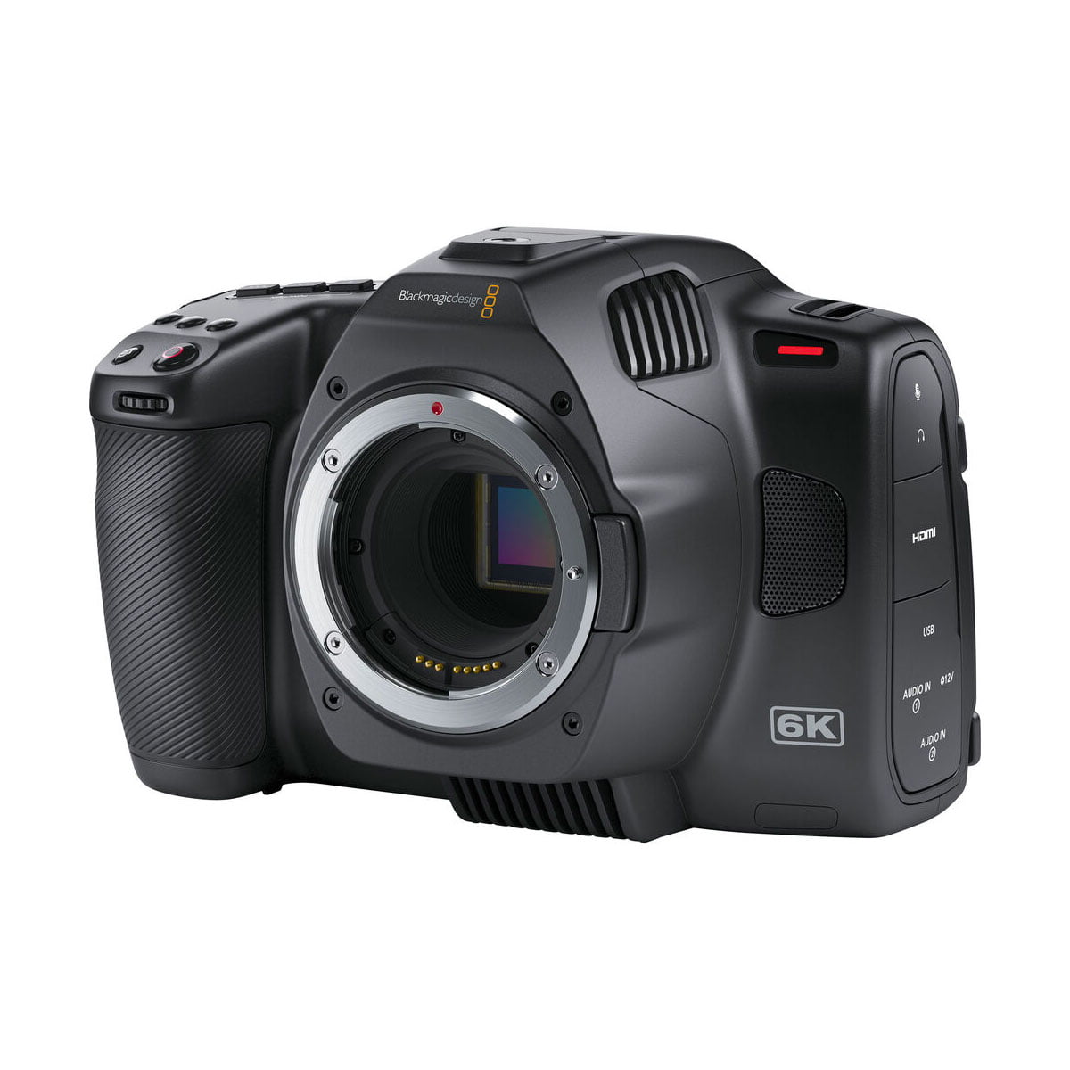 BLACKMAGIC Pocket Cinema Camera 6K G2 -kameraa näytetään ilman objektiivia, jolloin sensori ja objektiivin kiinnitys ovat näkyvissä sen mustassa rungossa, jossa on erilaisia painikkeita ja portteja.
