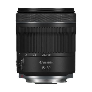 Canon RF 15-30mm f/4.5-6.3 IS STM -objektiivissa on kuvioitu kahva, sivutarkennus- ja säätökytkimet sekä polttovälin merkinnät 15-30 mm mustan objektiivin etupuolella.