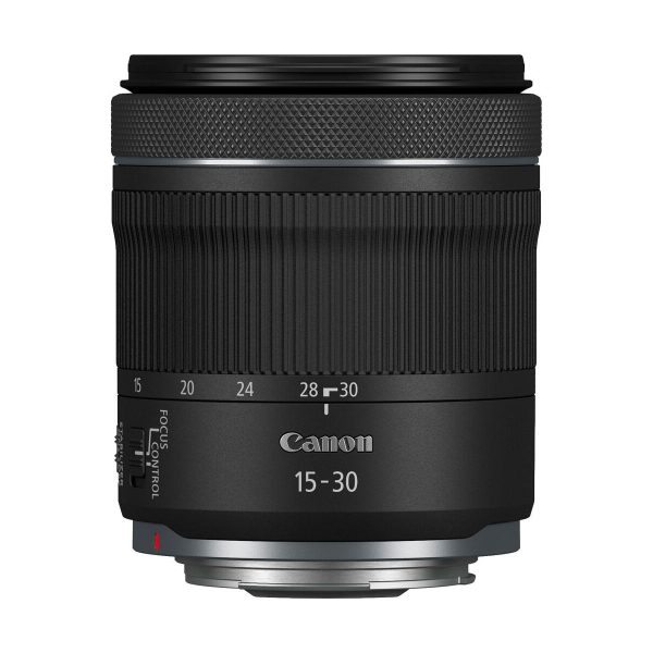 Canon RF 15-30mm f/4.5-6.3 IS STM -objektiivissa on kuvioitu kahva, sivutarkennus- ja säätökytkimet sekä polttovälin merkinnät 15-30 mm mustan objektiivin etupuolella.