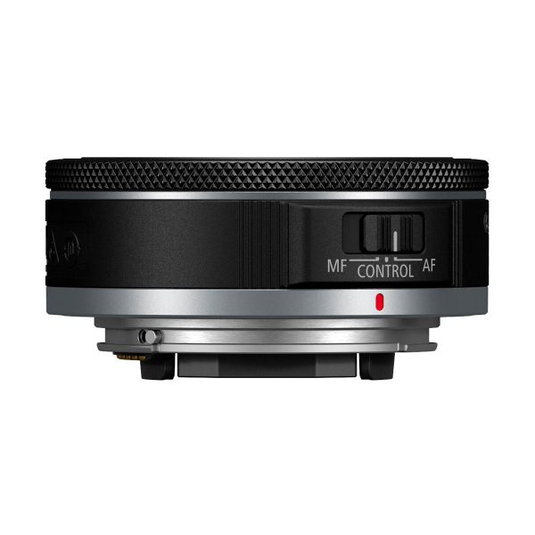 Canon RF 28mm f/2.8 STM -objektiivin sivukuva, jossa näkyy sen kuvioitu tarkennusrengas, MF/AF-säätökytkin ja metallinen kiinnitysjalusta. Pääosin mustassa objektiivissa on hopeisia korostuksia lähellä jalustaa.