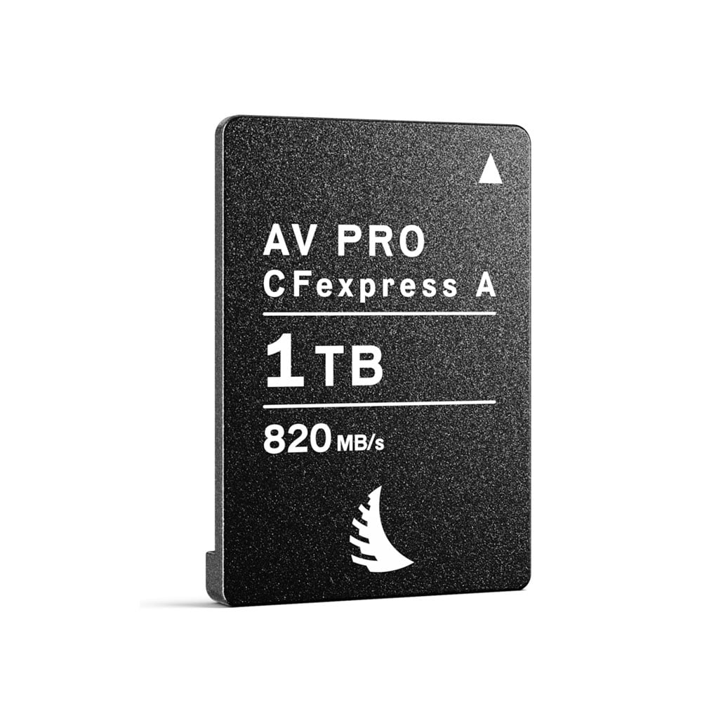 ANGELBIRD CFexpress AV PRO R820/W730 (A-tyyppi) 1TB:n muistikortti, jonka nopeus on 820 MB/s, näkyy pystyasennossa valkoisella pohjalla.