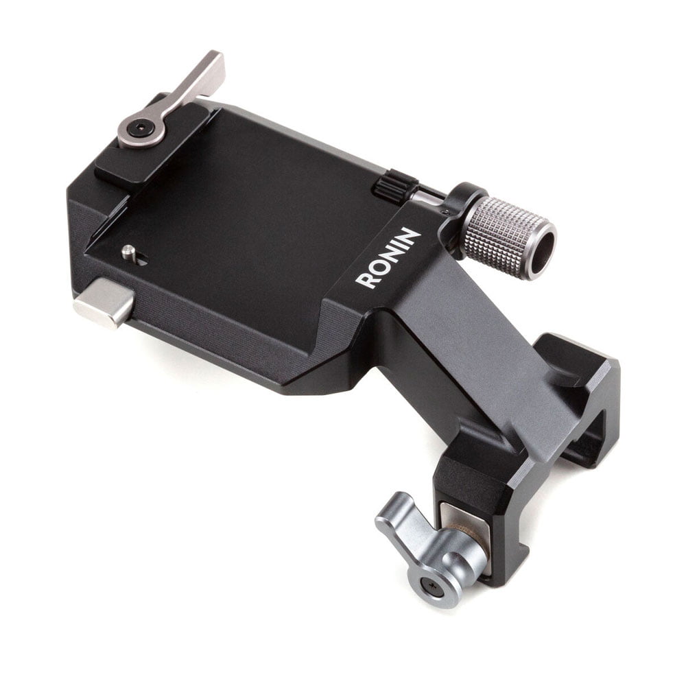 DJI Ronin Vertical Camera Mount on musta metallinen kiinnike, jossa on säätönupit ja -vivut ja jossa on merkintä RONIN ja joka on suunniteltu kameran vakautuslaitteille, kuvassa valkoisella pohjalla.